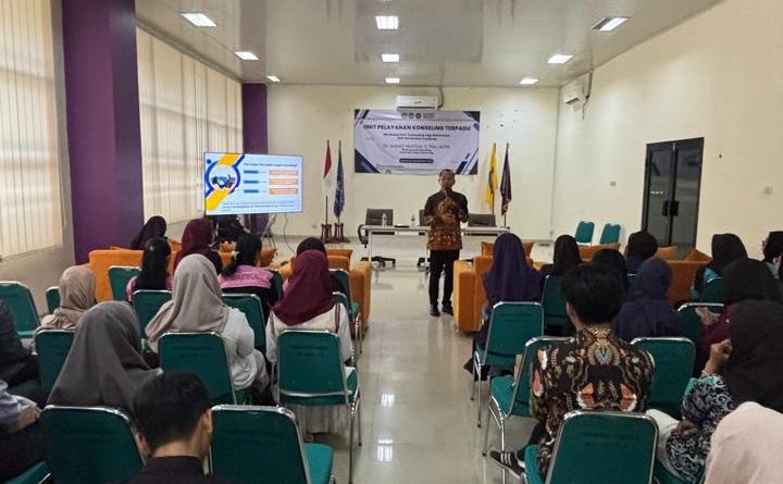 Pemaparan materi kegiatan workshop Peer Counseling bagi mahasiswa FKIP UNILA