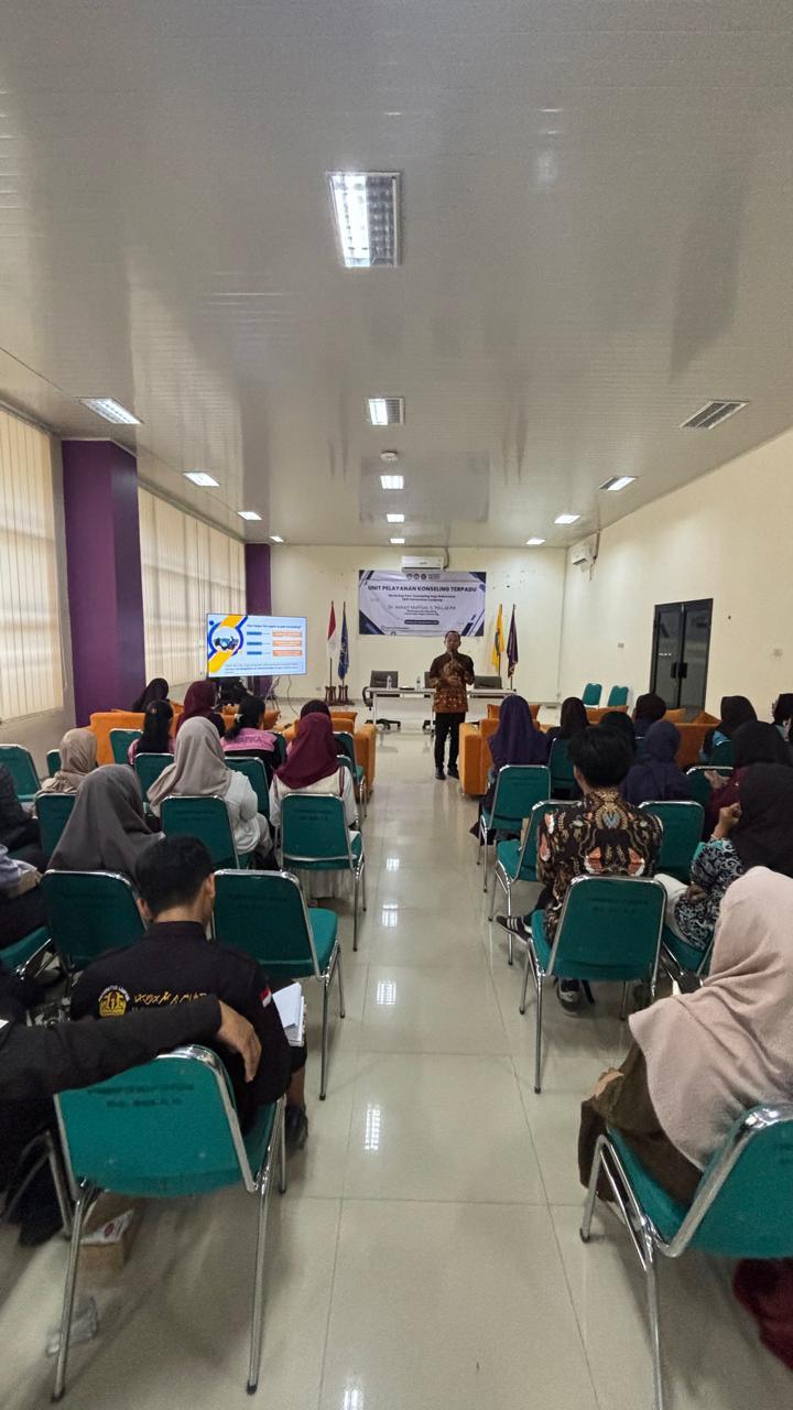 Pemaparan materi kegiatan workshop Peer Counseling bagi mahasiswa FKIP UNILA
