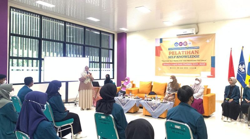 Pembukaan oleh Wakil Dekan 3 kegiatan Pelatihan self knowledge bagi mahasiswa